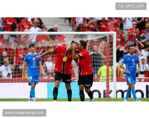 西甲传奇萨维奥拉亲临雷速体育总部与球迷共庆雷速666激情时刻